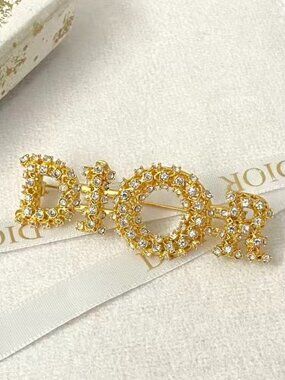 ♥️❤️DIOR Classic Letter Crystal Brooch